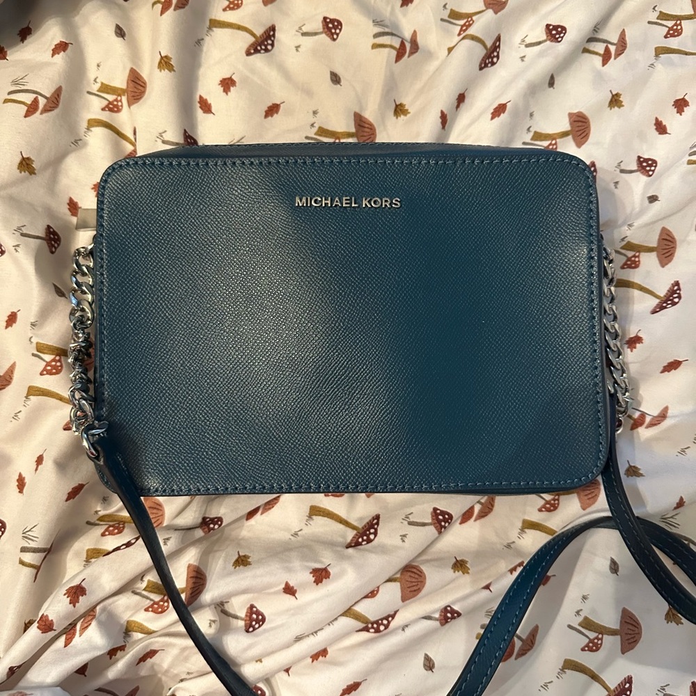Brand new Michael kors cross body bag . Never worn